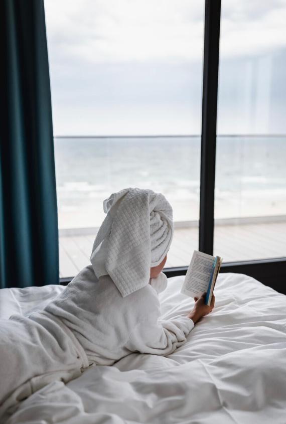 enaknya-kemana-saat-musim-hujan-ide-staycation-seru-di-dalam-kota